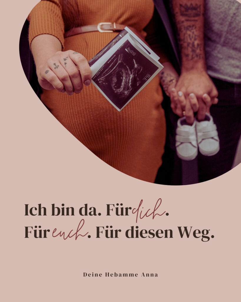 Zitatbild mit Babyschuhen und dem Text „Ich bin da. Für dich. Für euch. Für diesen Weg.“